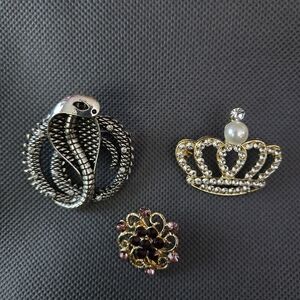 Elegant Brooch Set with Silver and Gold Accents